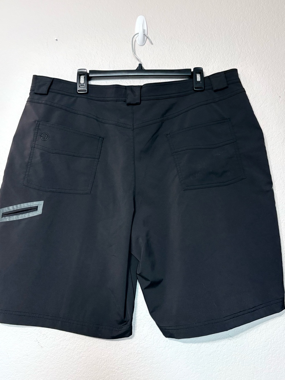 Men’s Straight Down Golf Performance Black Shorts with Reflective Detail 40‎